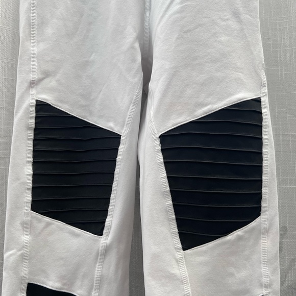 Alo Yoga Black and White Motto high Waisted Leggings - Picture 2 of 9